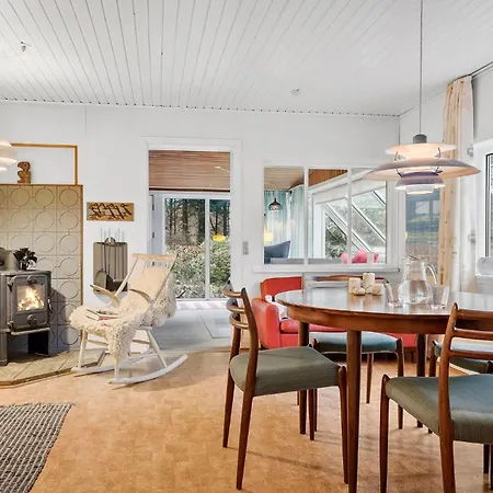 2 Bedroom Lovely In Hébergement de vacances *
